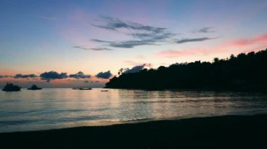 Bali Endonezya 'da pembe bulutlu ve tekneli muhteşem gündoğumu videosu