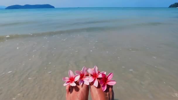 Flores Brillantes Ping Frangipani Los Pies Mujer Contra Vista Mar — Vídeo de stock