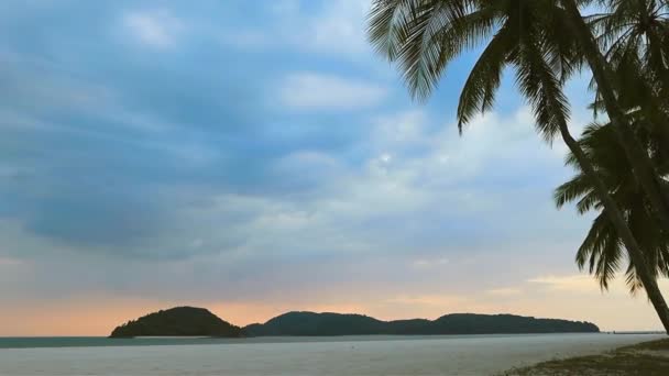 Raj Pusty Biały Piaszczysta Plaża Palmami Zachodzie Słońca Langkawi Malezja — Wideo stockowe