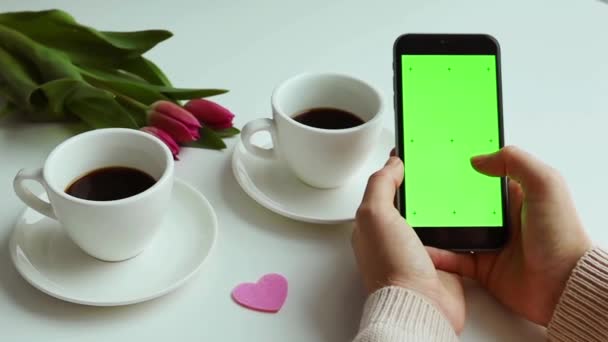 緑のスクリーン クロマ チューリップ つのコーヒー カップ 春の休日 バレンタインデー — ストック動画