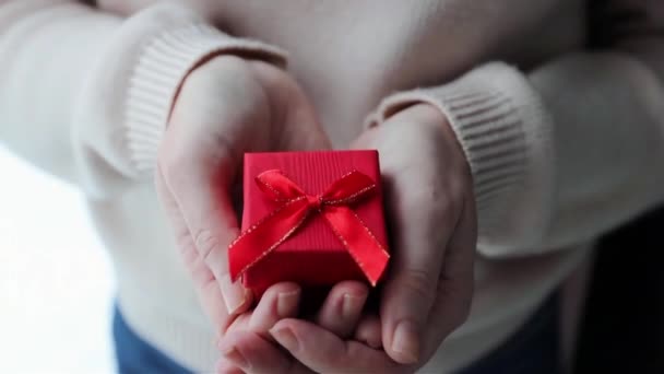 Kvinnliga Händer Håller Små Röda Presentförpackning Alla Hjärtans Dag Födelsedag — Stockvideo