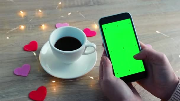 緑のスクリーン クロマ ハートおよびライト コーヒー カップの春の休日 バレンタインデー — ストック動画