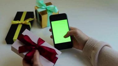 Hediye kutuları yeşil ekran krom anahtar çevrimiçi tatil sezonu alışverişi