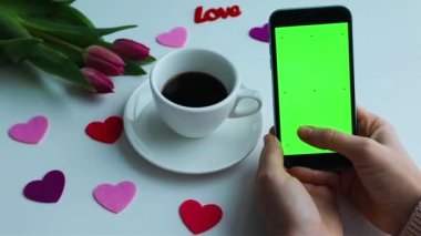 Yeşil ekran krom anahtar laleler. Kahve fincanı. Bahar tatili Sevgililer Günü.