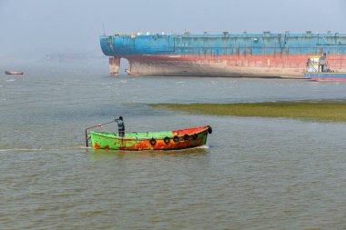 Geleneksel ahşap tekneler Bangladeş 'teki Cox' s Bazar Ghat 'ta