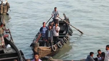  Chittagong Bangladeş 'te deniz yoluyla seyahat eden insanlarla dolu bir yolcu gemisi.