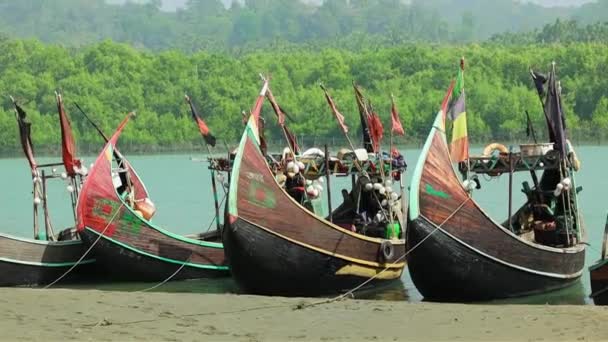 伝統的なバングラデシュのムーンボート Inani Coxのバザールバングラデシュ — ストック動画