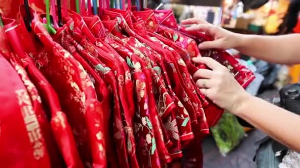 Escolhendo Roupas Estilo Tradicional Ano Novo Chinês Mercado China Town — Vídeo de Stock