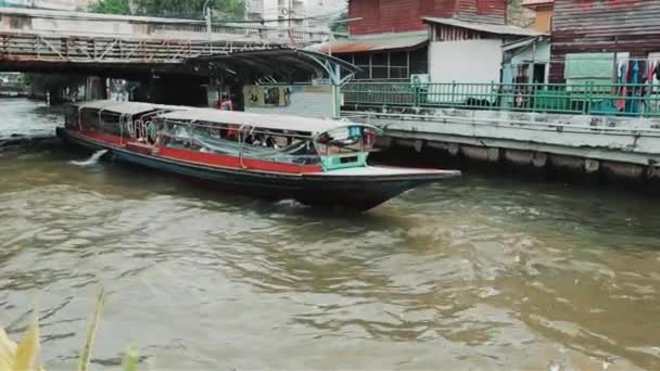 Barco Cola Larga Río Chao Praya Cerca Wat Arun Bangkok — Vídeo de stock