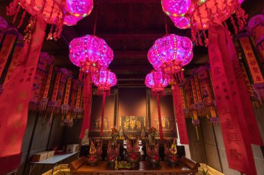 Çin 'in Bangkok kentindeki tapınakta kırmızı Çin fenerleri.. 