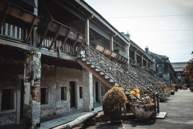 19. yüzyıl Çin malikanesi Bangkok Tayland 'da restoran, mağaza ve türbe ile karışık kullanımlı bir kompleks olarak restore edildi.