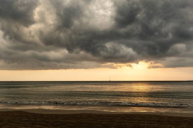 Tayland sahilinde bulutlu turuncu gün batımı