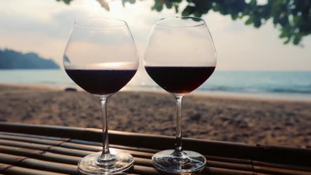 Dois Copos Vinho Tinto Pôr Sol Contra Mar — Vídeo de Stock