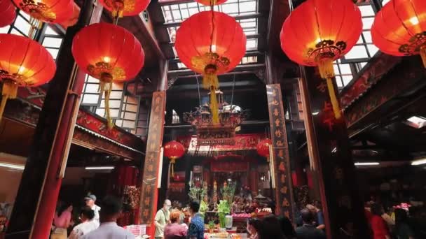Tempio Cinese Kuala Lumpur Gente Adora Nel Tempio Capodanno Cinese — Video Stock