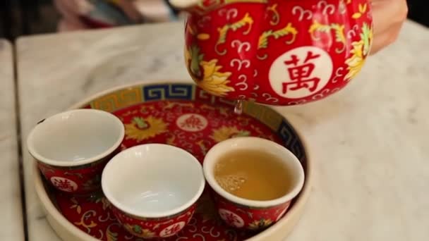 男人的手把中国茶倒进茶壶里 — 图库视频影像