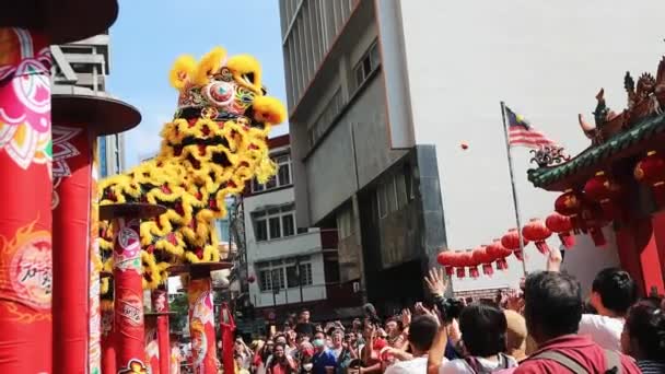 Lejondans Det Kinesiska Templet Chinatown Kuala Lumpur Malaysia Kinesiska Nyårsfirande — Stockvideo