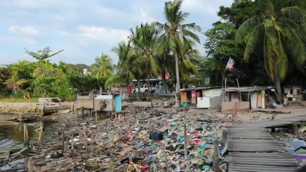 マレーシアのサバ州の水のゴミの貧しい地域の上の漁村の家 — ストック動画