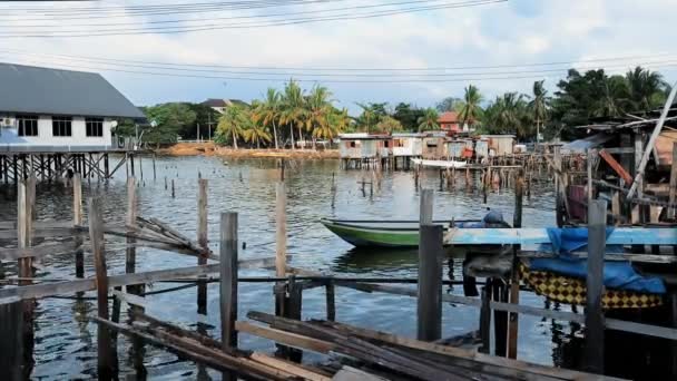 Rybářské Vesnice Domy Nad Vodou Odpadky Chudé Oblasti Provincii Sabah — Stock video
