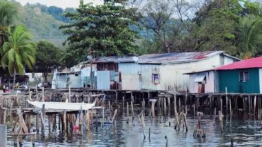 Malezya 'nın Sabah ilindeki su çöplüğü üzerinde balıkçı köyü evleri