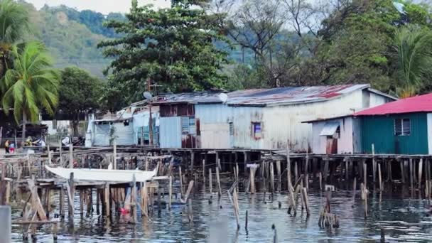 马来西亚沙巴省水垃圾贫困地区的渔村房屋 — 图库视频影像