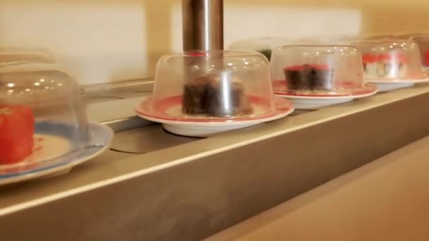 Sushi Restauracja Przenośnik Porusza Się Różnych Opcji Sushi — Wideo stockowe