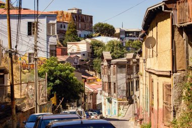 Valparaiso şehir manzarası, Valparaiso, Şili 'de renkli evler. Mavi gökyüzüne karşı kulesi olan eski bir ev