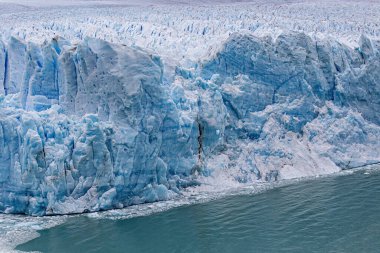 Arjantin, Patagonya 'daki Los Glaciers Ulusal Parkı' ndaki Perito Moreno Buzulu. Mavi buzul, antik buz, El Calafate, Patagonya