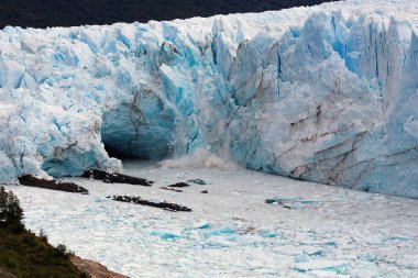 Arjantin, Patagonya 'daki Los Glaciers Ulusal Parkı' ndaki Perito Moreno Buzulu. Mavi buzul, antik buz, El Calafate, Patagonya