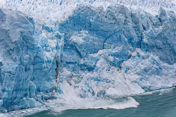 佩里托 莫尔诺冰川在洛斯冰川国家公园在巴塔哥尼亚 阿根廷 蓝冰冰川 古代冰 卡拉法特 巴塔哥尼亚 图库图片
