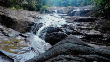 Tayland 'daki ormanda küçük bir şelale.
