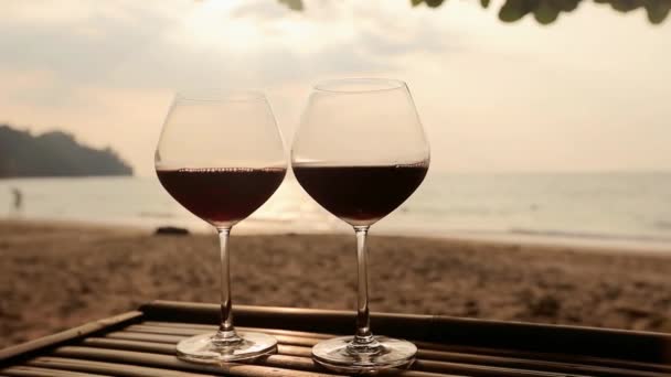 Dois Copos Vinho Tinto Pôr Sol Contra Mar — Vídeo de Stock