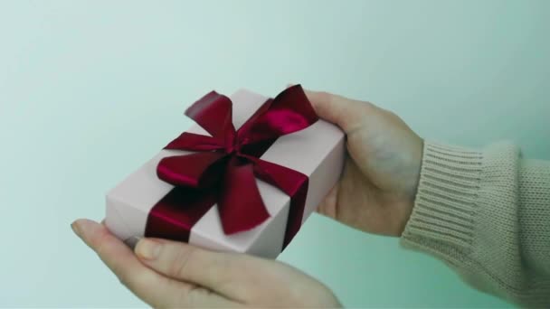 Жінка Тримає Подарунок Крупним Планом Які Рожеві Кольори Червона Стрічка — стокове відео