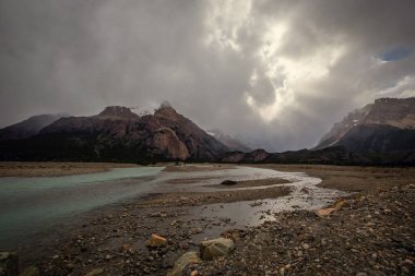 Patagonya 'nın güzel doğası. Fitz Roy Trek, And Dağları ve Los Glaciers Ulusal Parkı 'ndaki nehir manzarası, El Chalten, Arjantin