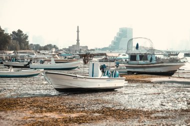 Manama Bahreyn 'deki balıkçı körfezinde tekneler ve şehir manzarası