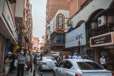 Manama Souq geleneksel Arap pazarı Manama Bahreyn 'de alışveriş yapan insanlar
