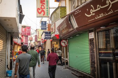 Manama Souq geleneksel Arap pazarı Manama Bahreyn 'de alışveriş yapan insanlar