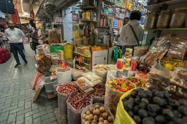 Manama Souq geleneksel Arap pazarı Manama Bahreyn 'de alışveriş yapan insanlar