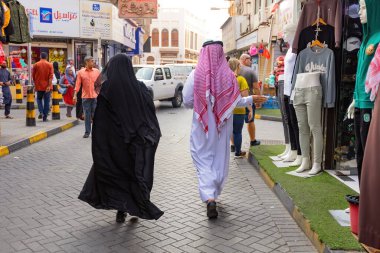 Manama Souq geleneksel Arap pazarı Manama Bahreyn 'de alışveriş yapan insanlar