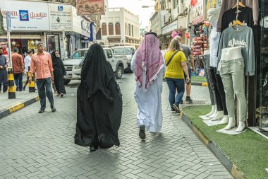 Manama Souq geleneksel Arap pazarı Manama Bahreyn 'de alışveriş yapan insanlar