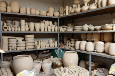 Manama Bahreyn 'deki çömlekçide çeşitli çömlek ürünleri