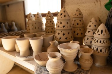 Manama Bahreyn 'deki çömlekçide çeşitli çömlek ürünleri