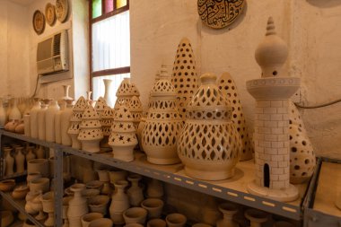 Manama Bahreyn 'deki çömlekçide çeşitli çömlek ürünleri