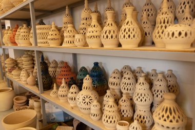 Manama Bahreyn 'deki çömlekçide çeşitli çömlek ürünleri