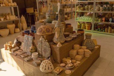 Manama Bahreyn 'deki çömlekçide çeşitli çömlek ürünleri