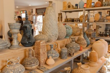 Manama Bahreyn 'deki çömlekçide çeşitli çömlek ürünleri