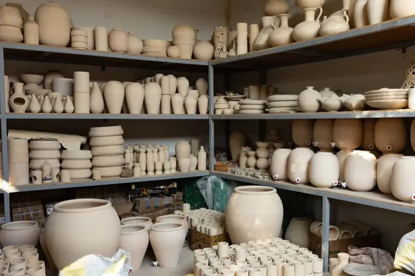 Manama Bahreyn 'deki çömlekçide çeşitli çömlek ürünleri