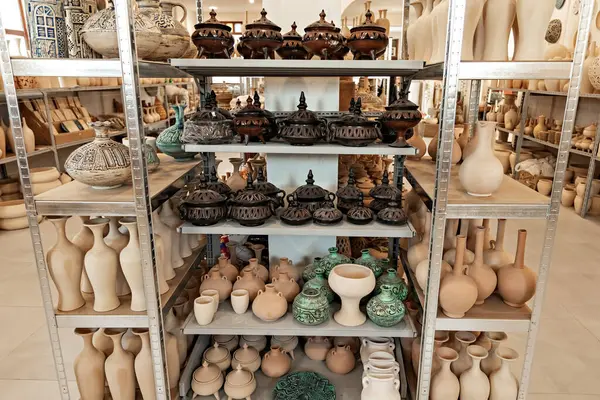 Manama Bahreyn 'deki çömlekçide çeşitli çömlek ürünleri