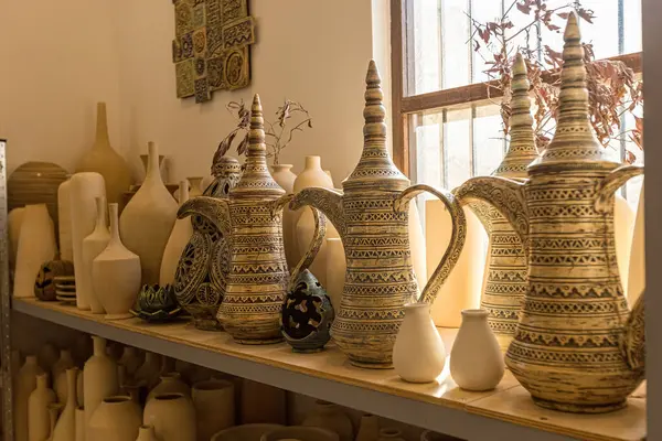 Manama Bahreyn 'deki çömlekçide çeşitli çömlek ürünleri