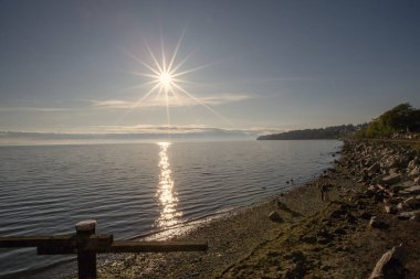 Britanya Kolumbiyası Kanada 'da Pasifik kıyısında gün batımı manzarası