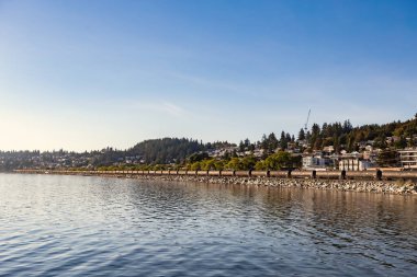 Kanada treni. British Columbia Kanada 'da kıyı şeridi boyunca giden tren.